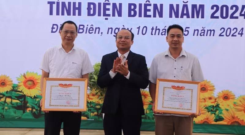 Ông Nguyễn Thanh Sơn, Giám đốc Sở Lao động, Thương binh và Xã hội tỉnh Điện Biên trao Bằng khen của Bộ Lao động, Thương binh và Xã hội cho tập thể, cá nhân có thành tích xuất sắc trong công tác bảo đảm an toàn vệ sinh lao động năm 2023. Ông Nguyễn Thanh Sơn, Giám đốc Sở Lao động, Thương binh và Xã hội tỉnh Điện Biên trao Bằng khen của Bộ Lao động, Thương binh và Xã hội cho tập thể, cá nhân có thành tích xuất sắc trong công tác bảo đảm an toàn vệ sinh lao động năm 2023.