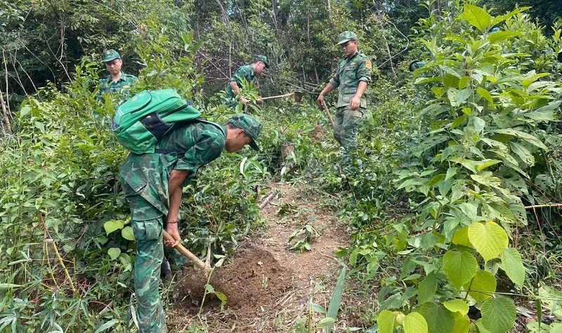 Bộ đội biên phòng và cán bộ, chiến sĩ các lực lượng mở đường, vận chuyển lương thực về hỗ trợ người dân điểm Huổi Ké.
