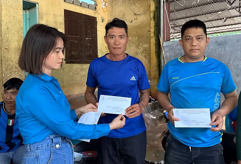 Đại diện cán bộ Công đoàn Công ty Cổ phần Cao su Điện Biên trao hỗ trợ đến công nhân. Đại diện cán bộ Công đoàn Công ty Cổ phần Cao su Điện Biên trao hỗ trợ đến công nhân.