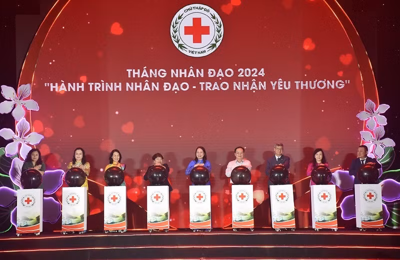 Đồng chí Võ Thị Ánh Xuân cùng các đại biểu ấn nút phát động Tháng Nhân đạo năm 2024 tại tỉnh Điện Biên. Đồng chí Võ Thị Ánh Xuân cùng các đại biểu ấn nút phát động Tháng Nhân đạo năm 2024 tại tỉnh Điện Biên.