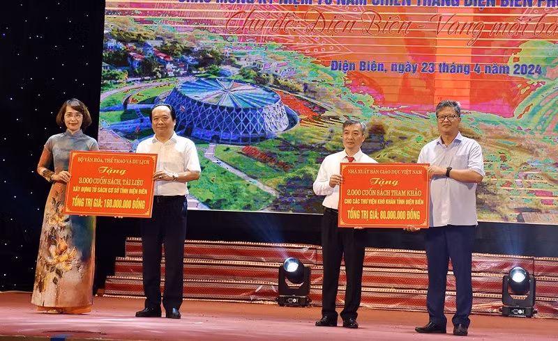 Ban tổ chức trao các phần quà sách với tổng giá trị 240 triệu đồng hỗ trợ xây dựng thư viện cơ sở phục vụ đồng bào các dân tộc thiểu số tại Điện Biên. Ban tổ chức trao các phần quà sách với tổng giá trị 240 triệu đồng hỗ trợ xây dựng thư viện cơ sở phục vụ đồng bào các dân tộc thiểu số tại Điện Biên.
