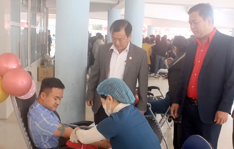 Đồng chí Vừ A Bằng (người đứng bên trái), Phó Chủ tịch Ủy ban nhân dân tỉnh Điện Biên động viên người tình nguyện hiến máu. Đồng chí Vừ A Bằng (người đứng bên trái), Phó Chủ tịch Ủy ban nhân dân tỉnh Điện Biên động viên người tình nguyện hiến máu.