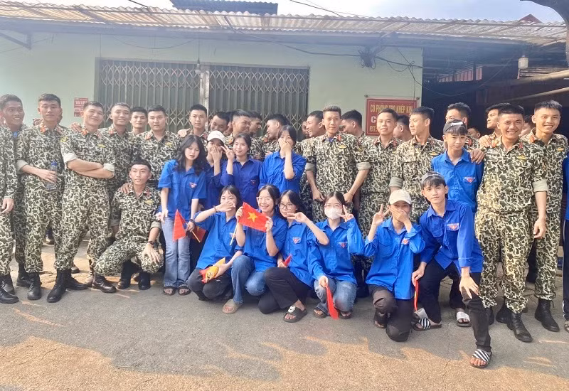 Đoàn viên thanh niên huyện Tuần Giáo chụp ảnh lưu niệm cùng các lực lượng tham gia diễu binh, diễu hành.