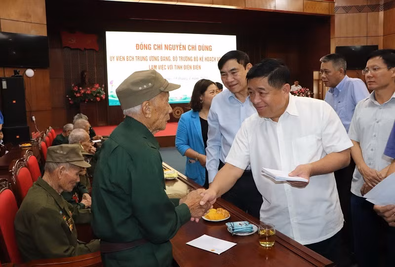 Bộ trưởng Kế hoạch và Đầu tư Nguyễn Chí Dũng làm việc với tỉnh Điện Biên ảnh 2