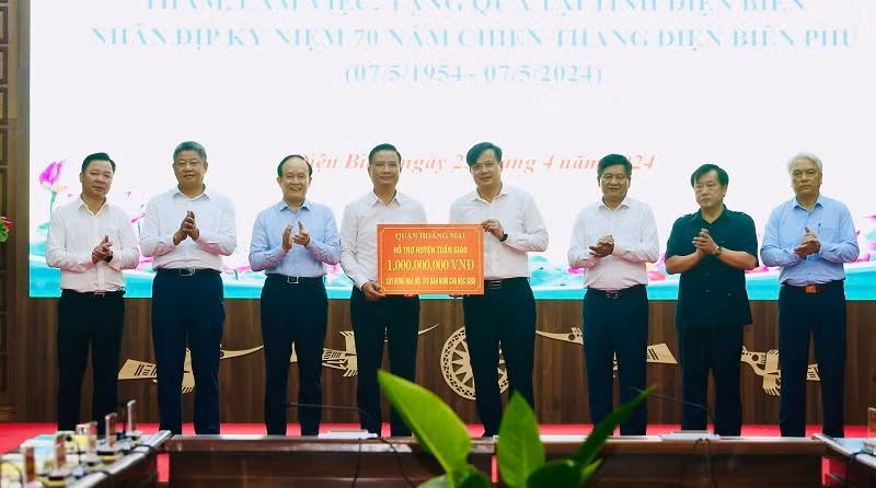 Đồng chí Nguyễn Ngọc Tuấn, Phó Bí thư Thành ủy Hà Nội cùng các thành viên đoàn công tác trao 1 tỷ đồng hỗ trợ huyện Tuần Giáo (tỉnh Điện Biên) làm nhà bán trú dân nuôi cho học sinh con em đồng bào các dân tộc thiểu số. Đồng chí Nguyễn Ngọc Tuấn, Phó Bí thư Thành ủy Hà Nội cùng các thành viên đoàn công tác trao 1 tỷ đồng hỗ trợ huyện Tuần Giáo (tỉnh Điện Biên) làm nhà bán trú dân nuôi cho học sinh con em đồng bào các dân tộc thiểu số.