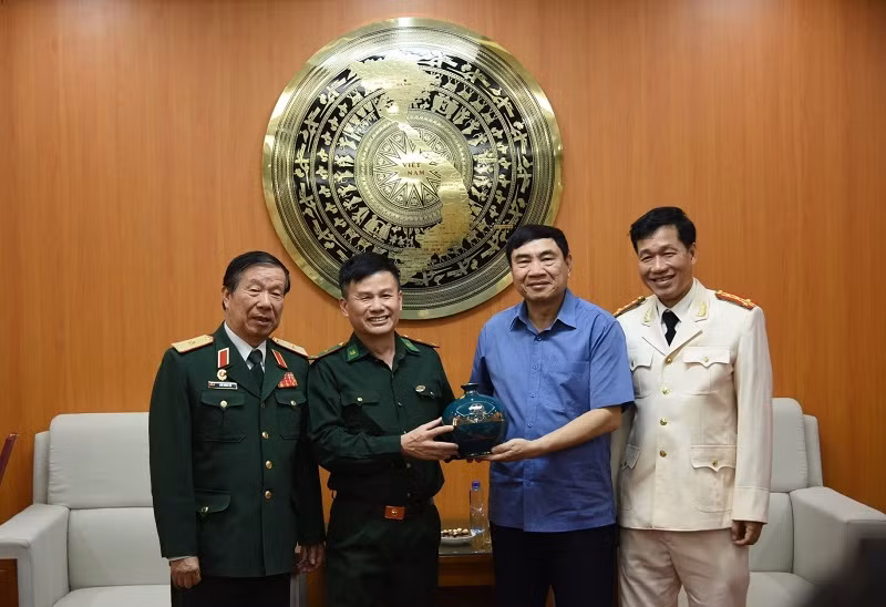 Các đồng chí lãnh đạo Hội Cựu chiến binh Hải Phòng tặng quà lưu niệm đồng chí Trần Quốc Cường, Bí thư Tỉnh ủy Điện Biên. Các đồng chí lãnh đạo Hội Cựu chiến binh Hải Phòng tặng quà lưu niệm đồng chí Trần Quốc Cường, Bí thư Tỉnh ủy Điện Biên.