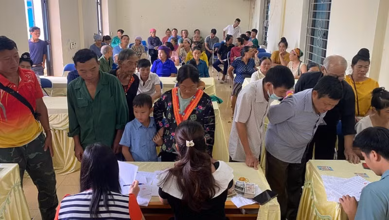 Việc chi trả quyền lợi cho người góp đất trồng cao-su tại Điện Biên luôn có sự chứng kiến, giám sát của đại diện cấp ủy, chính quyền địa phương.