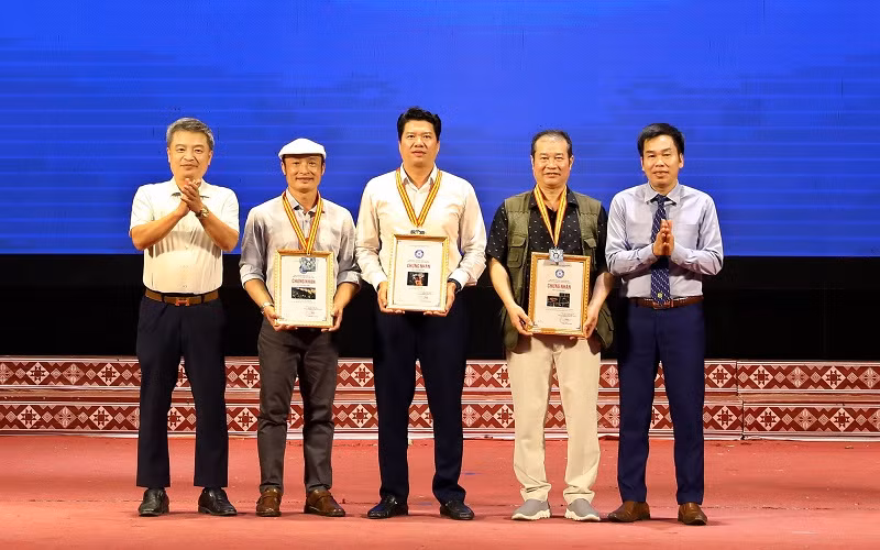 Đồng chí Nguyễn Việt Phương, Phó trưởng Ban Dân vận Tỉnh ủy Điện Biên trao giải Bạc tặng các tác giả có tác phẩm xuất sắc.