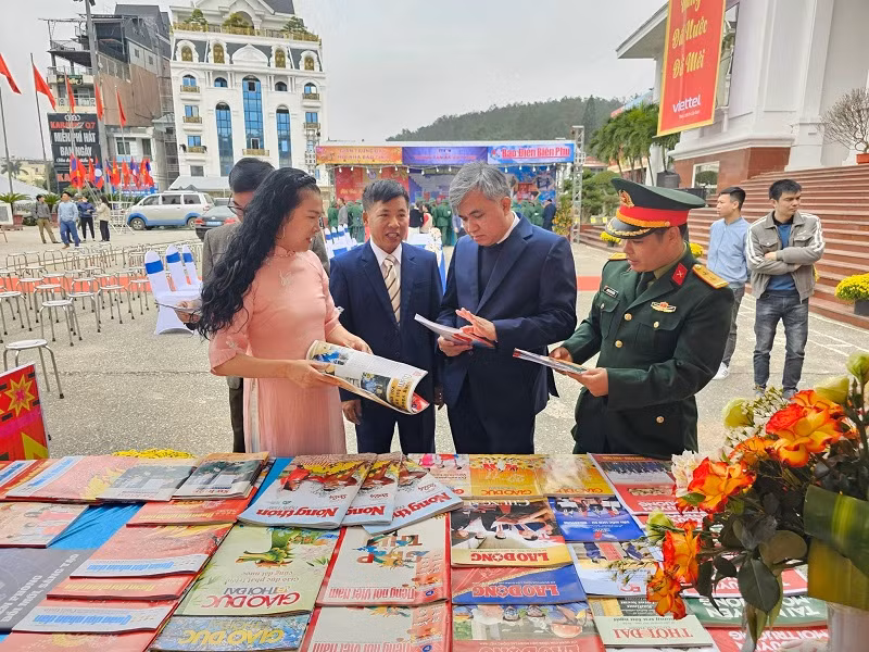 Đại biểu tham quan gian trưng bày báo xuân của các cơ quan Báo chí Trung ương có văn phòng đại diện và phóng viên thường trú tại Điện Biên. Đại biểu tham quan gian trưng bày báo xuân của các cơ quan Báo chí Trung ương có văn phòng đại diện và phóng viên thường trú tại Điện Biên.