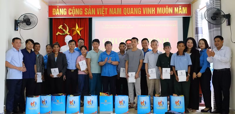 Đoàn công tác Công đoàn Viên chức Việt Nam và công đoàn các bộ, ban, ngành Trung ương trao quà tặng các gia đình chính sách tại huyện Mường Chà, tỉnh Điện Biên.