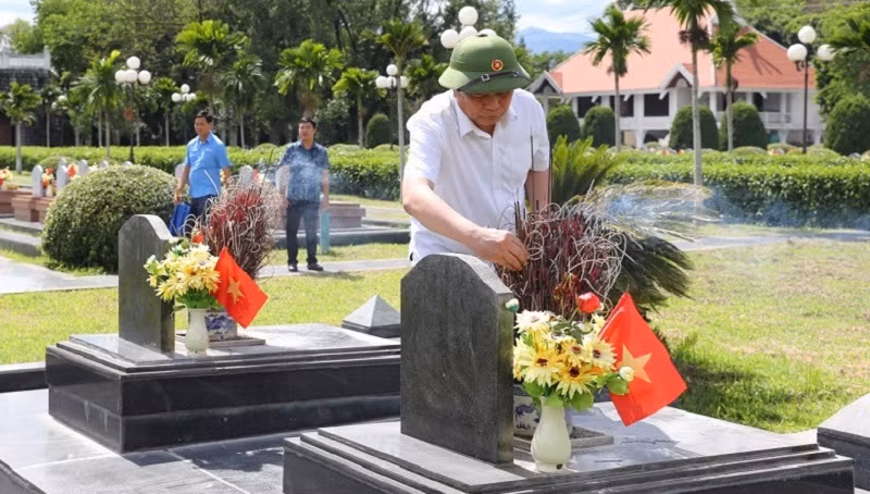 Đồng chí Nguyễn Xuân Thắng thắp hương trên các phần mộ liệt sĩ trong Nghĩa trang Liệt sĩ A1. Đồng chí Nguyễn Xuân Thắng thắp hương trên các phần mộ liệt sĩ trong Nghĩa trang Liệt sĩ A1.