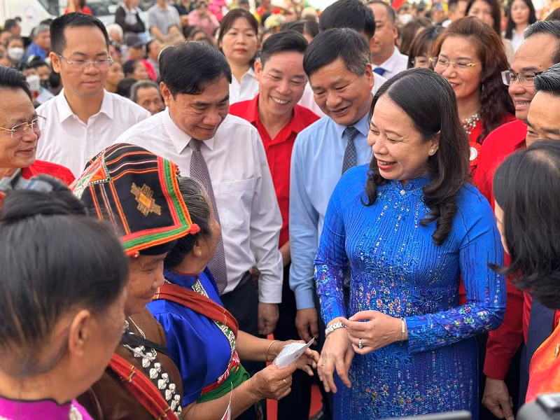 Đồng chí Võ Thị Ánh Xuân, thăm hỏi, động viên nhân dân các dân tộc tỉnh Điện Biên đã tham gia các hoạt động trong khuôn khổ Lễ phát động Tháng Nhân đạo. Đồng chí Võ Thị Ánh Xuân, thăm hỏi, động viên nhân dân các dân tộc tỉnh Điện Biên đã tham gia các hoạt động trong khuôn khổ Lễ phát động Tháng Nhân đạo.