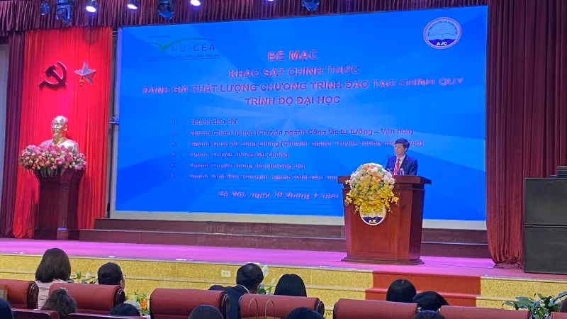 Phó Giáo sư, Tiến sĩ Phạm Minh Sơn, Giám đốc Học viện Báo chí và Tuyên truyền phát biểu.
