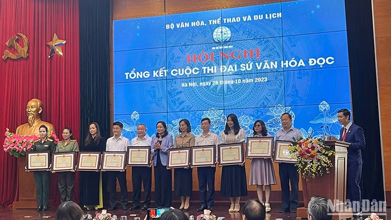 Trao giải thưởng cho các tập thể thành tích xuất sắc trong quá trình tổ chức cuộc thi.