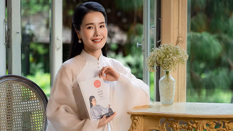 Tác giả Ruby Nguyen và cuốn sách. (Ảnh: Ban tổ chức)