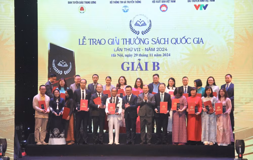 Các tác giả được trao giải B. (Ảnh: NGUYỄN SỸ) Các tác giả được trao giải B. (Ảnh: NGUYỄN SỸ)