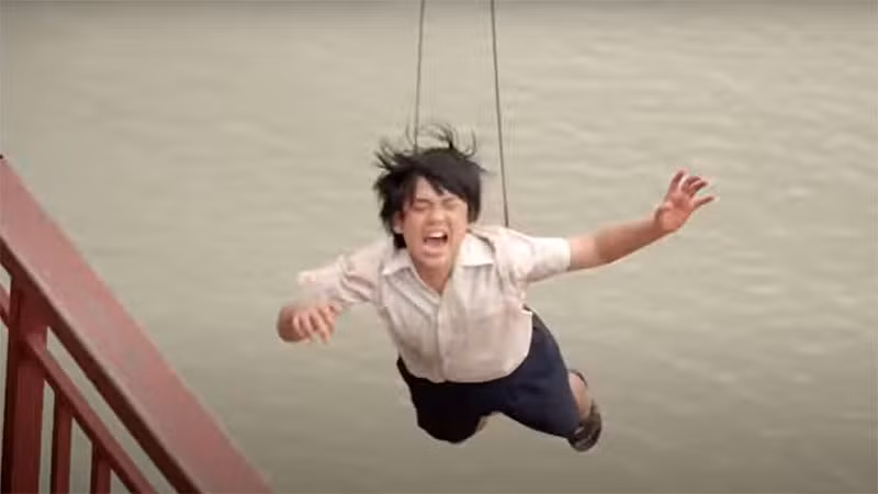 Cảnh quay bé An bị ném ra khỏi thành cầu. (Ảnh chụp màn hình)