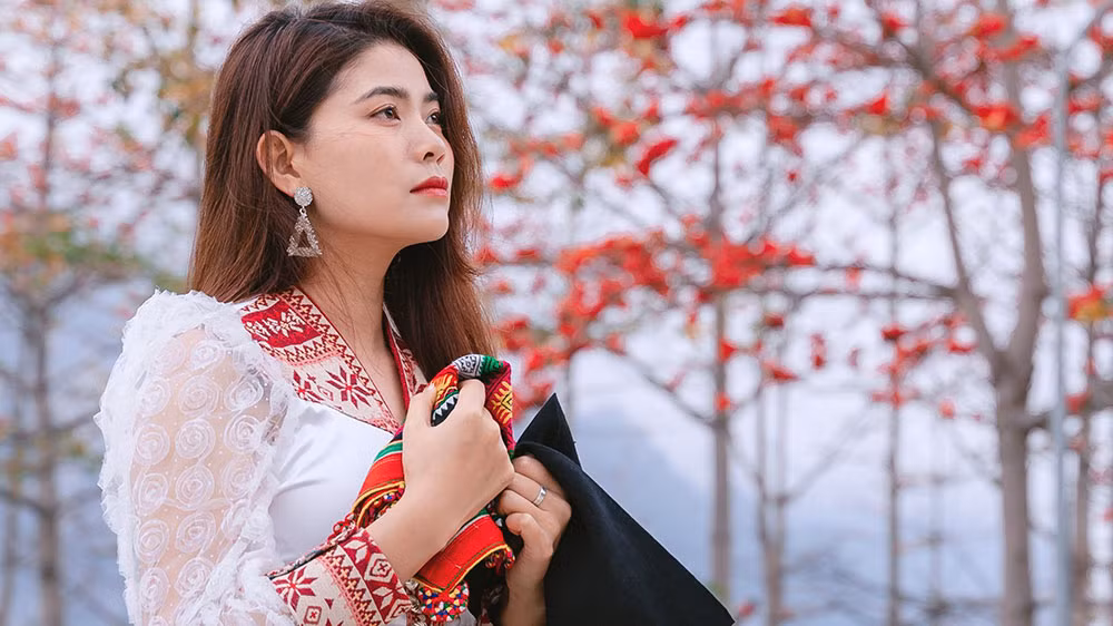 Nữ ca sĩ hát trên triền đồi hoa gạo đỏ rực.