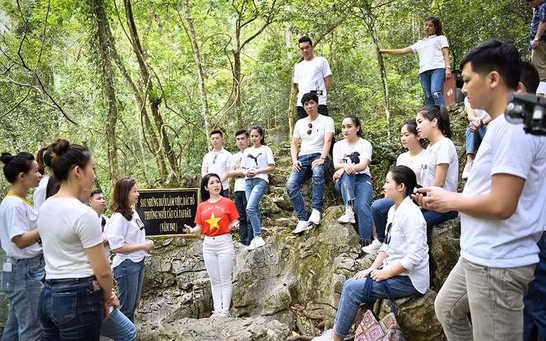 Ca sĩ Phương Nga hát tại di tích Suối Lê-nin trong MV năm 2021.