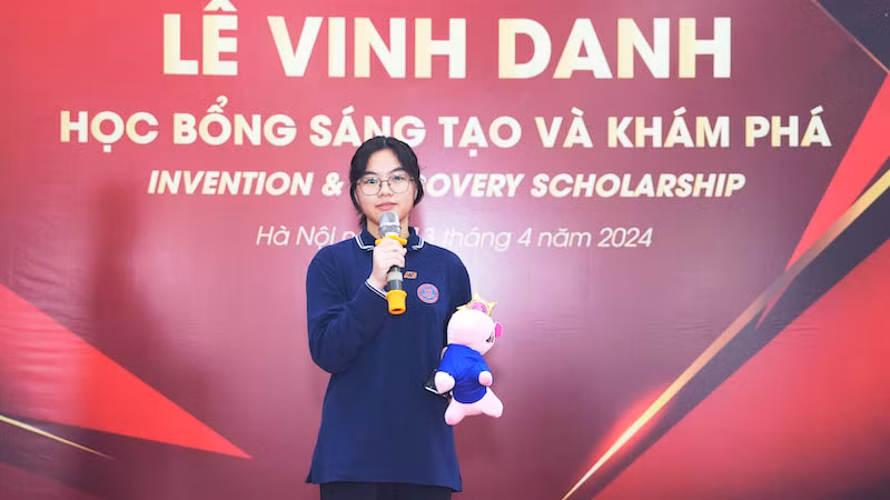 Nữ sinh Hàn Bảo Châu đại diện các học sinh đạt học bổng lên phát biểu.