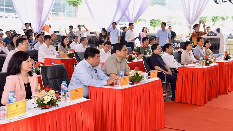 Thủ tướng Phạm Minh Chính và các đại biểu tham dự lễ khởi công. Thủ tướng Phạm Minh Chính và các đại biểu tham dự lễ khởi công.