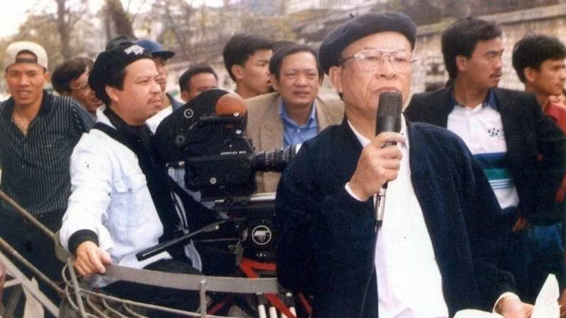 Đạo diễn, NSND Bùi Đình Hạc (người cầm mic) tại trường quay phim "Hà Nội 12 ngày đêm". (Ảnh tư liệu)