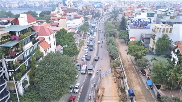 Thời gian gần đây, khu vực đường Âu Cơ-Xuân Diệu thường xuyên ùn tắc bởi việc thi công không bảo đảm giao thông.