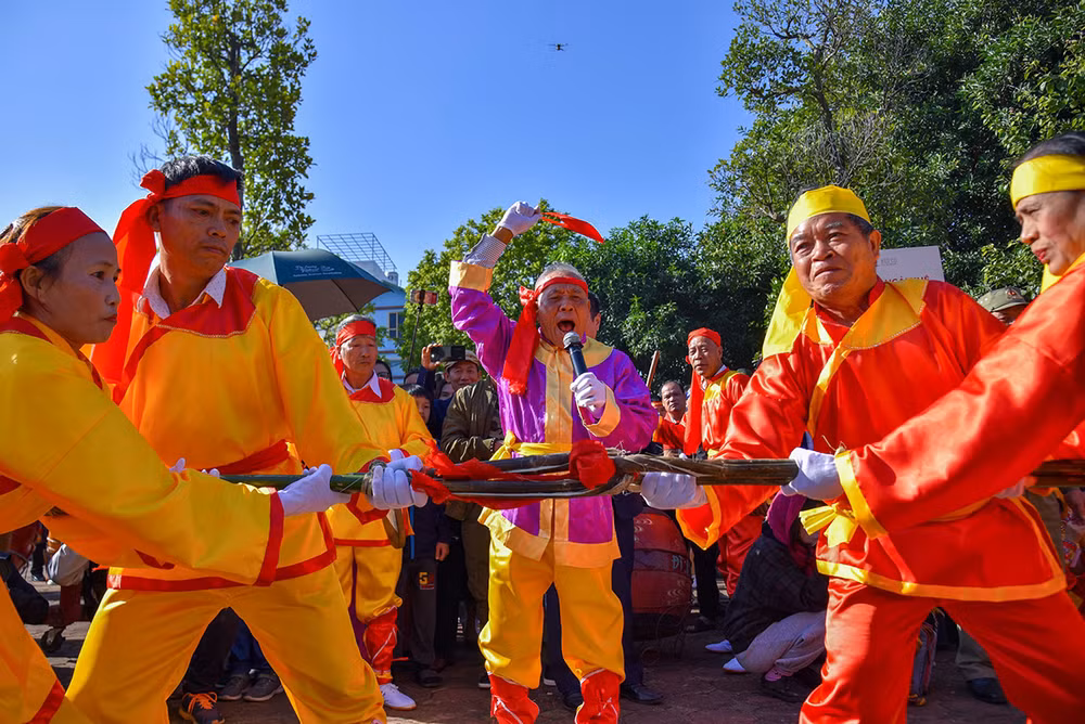 Trình diễn kéo mỏ.