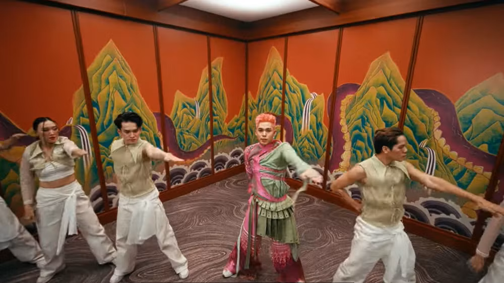 Hình ảnh trong MV "Sơn thủy khúc".