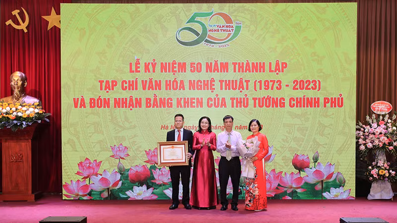 Thứ trưởng Trịnh Thị Thủy trao Bằng khen của Thủ tướng Chính phủ cho Tạp chí Văn hóa Nghệ thuật. (Ảnh: Ban tổ chức)