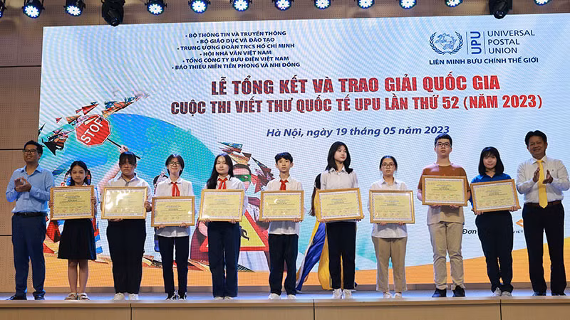 Các em đoạt giải Cây bút triển vọng. Các em đoạt giải Cây bút triển vọng.