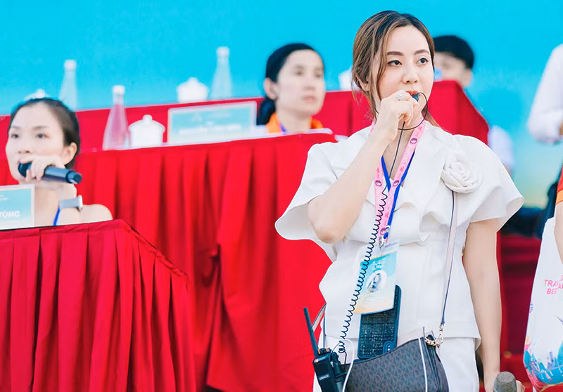 Tổng đạo diễn Lê Hải Yến tại hiện trường. Tổng đạo diễn Lê Hải Yến tại hiện trường.