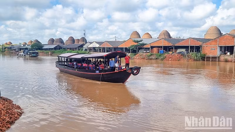 Làng nghề gạch gốm Mang Thít, huyện Mang Thít, tỉnh Vĩnh Long.