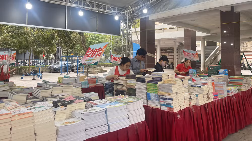 Các đầu sách tại Hội sách phong phú, thuộc nhiều thể loại, lĩnh vực với nhiều mức chiết khấu hấp dẫn.