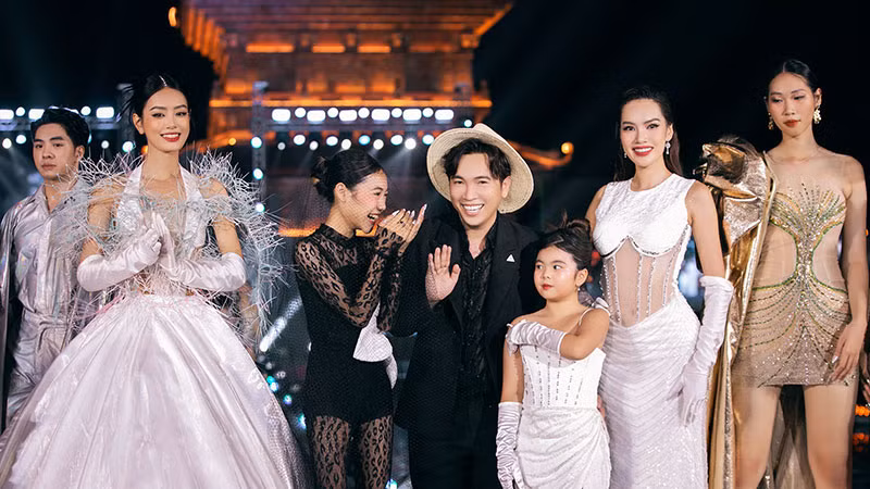 Bộ sưu tập “Hoa trên nước” của nhà thiết kế Ivan Trần. Bộ sưu tập “Hoa trên nước” của nhà thiết kế Ivan Trần.