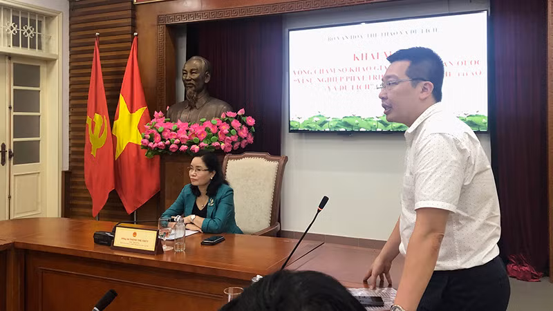 Nhà báo Nguyễn Anh Vũ, Tổng Biên tập Báo Văn hóa, đại diện Ban tổ chức giải phát biểu tại buổi lễ.