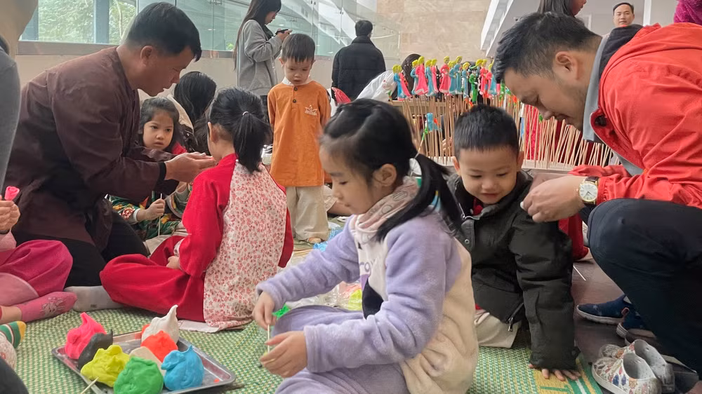 Các em nhỏ hào hứng tham gia các trò chơi. Các em nhỏ hào hứng tham gia các trò chơi.