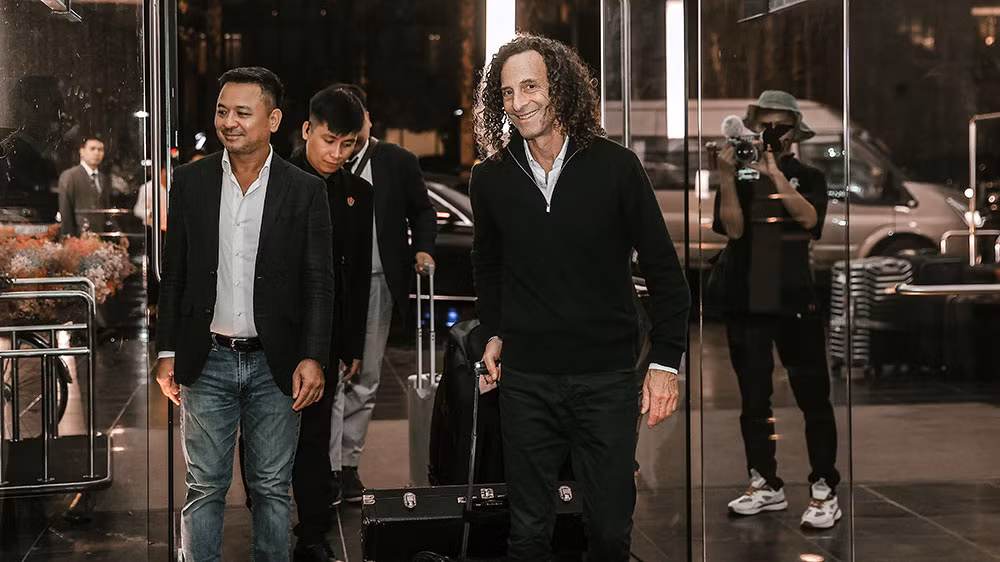Kenny G tươi cười khi trở lại Hà Nội.