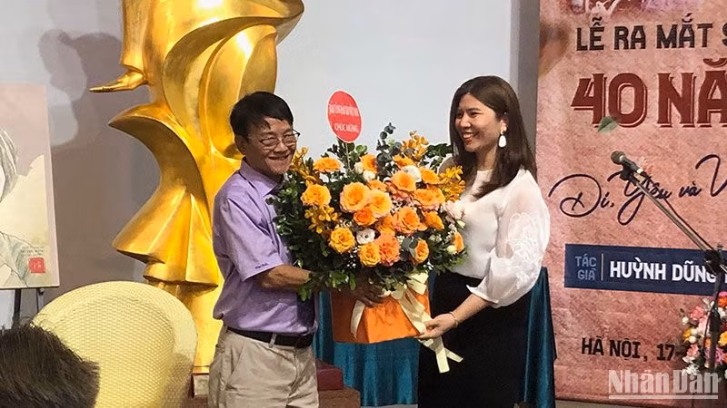 Nhà báo Huỳnh Dũng Nhân trong ngày ra mắt sách.