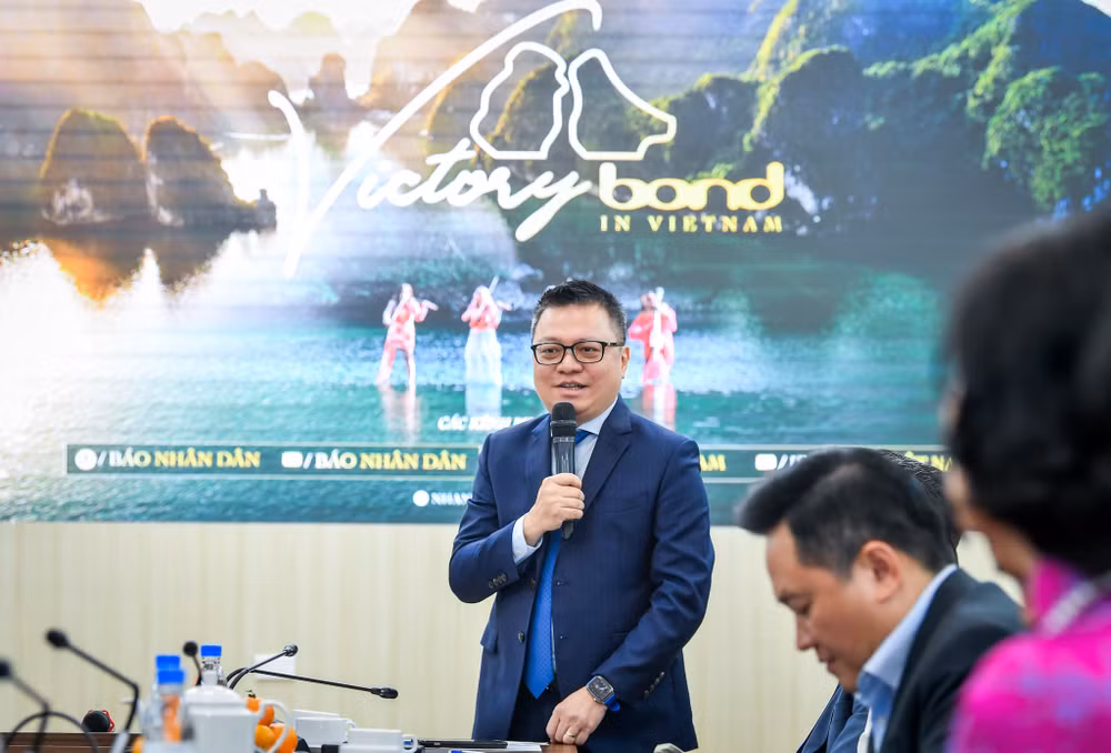 Tổng Biên tập Báo Nhân Dân Lê Quốc Minh giới thiệu về MV "Victory - Bond in Vietnam" trong lễ ra mắt. (Ảnh: THÀNH ĐẠT)