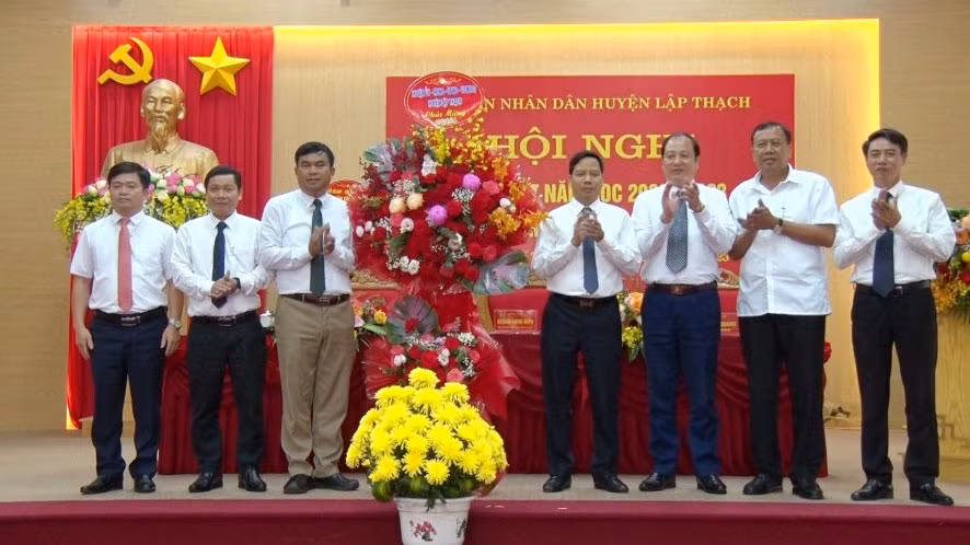 Lãnh đạo Huyện ủy, Ủy ban nhân dân huyện chúc mừng ngành Giáo dục và Đào tạo.