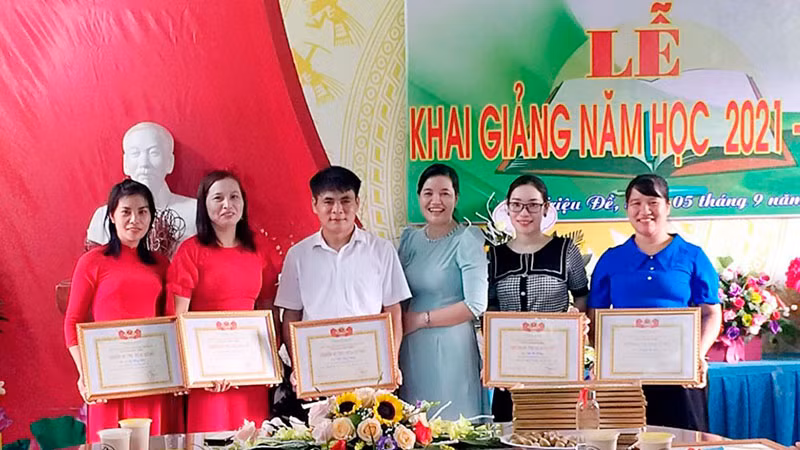 Khen thưởng giáo viên giỏi trường Tiểu học Triệu Đề. Khen thưởng giáo viên giỏi trường Tiểu học Triệu Đề.