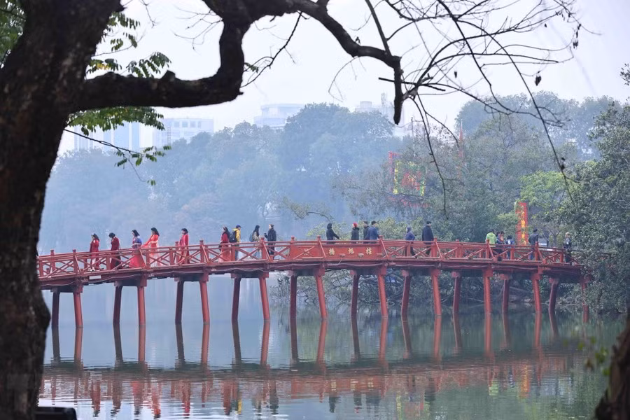 Một góc Hồ Gươm bình yên sáng mùng 1 Tết.