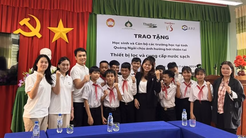 Bàn giao máy lọc nước tại Trường tiểu học và THCS Sơn Nham II. (Ảnh: C Asean cung cấp)