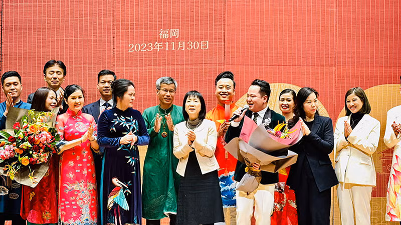 Các nghệ sĩ cùng các đại biểu trong chương trình. Các nghệ sĩ cùng các đại biểu trong chương trình.