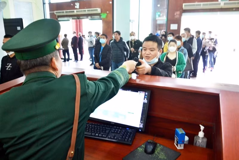Làm thủ tục cho du khách Trung Quốc nhập cảnh vào Việt Nam tại Cửa khẩu quốc tế đường bộ Hồ Kiều 2, sáng ngày 8/1/2023. (Ảnh: QUỐC HỒNG)