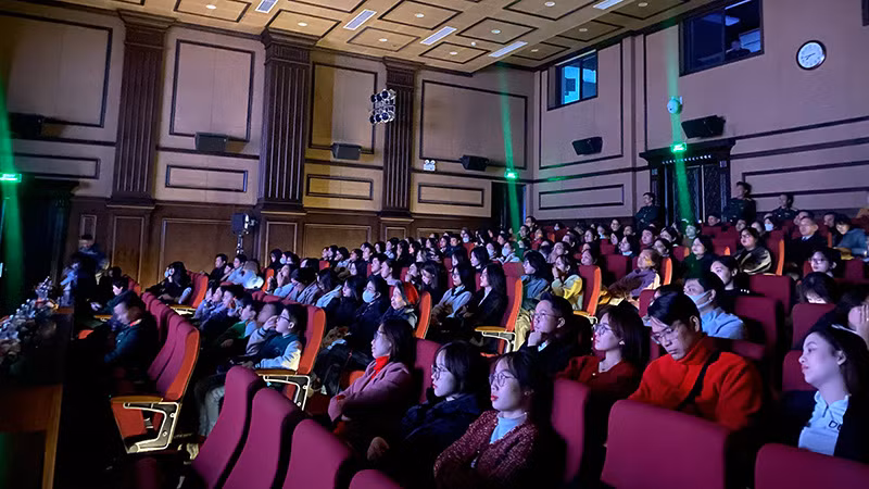 Khán giả ngày nay có yêu cầu khắt khe hơn về tác phẩm điện ảnh. Khán giả ngày nay có yêu cầu khắt khe hơn về tác phẩm điện ảnh.