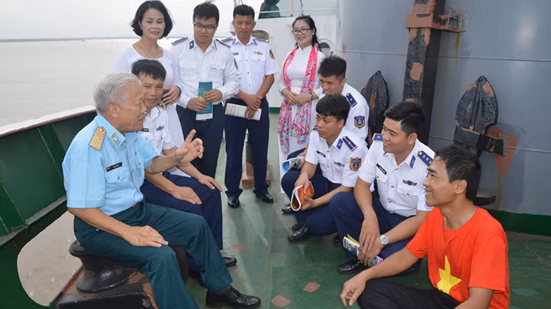 Tìm hiểu cuộc sống của cán bộ, chiến sĩ Cảnh sát biển.