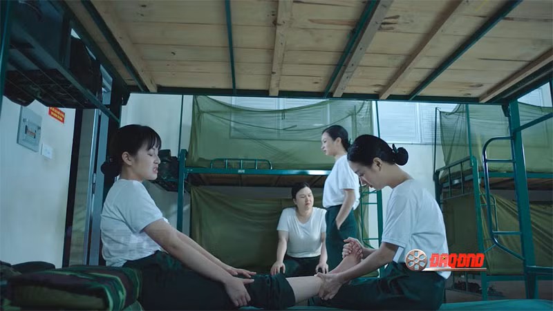 Cảnh trong phim "Tiểu đội hoa hồng". (Ảnh chụp màn hình)