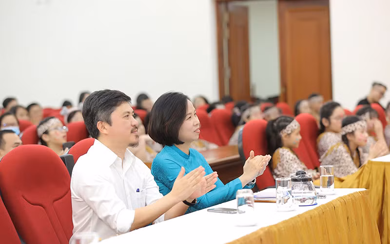 Tổng Giám đốc Thông tấn xã Việt Nam Vũ Việt Trang và Tổng Biên tập Báo Thể thao và Văn hóa Lê Xuân Thành tại Lễ trao giải. Tổng Giám đốc Thông tấn xã Việt Nam Vũ Việt Trang và Tổng Biên tập Báo Thể thao và Văn hóa Lê Xuân Thành tại Lễ trao giải.